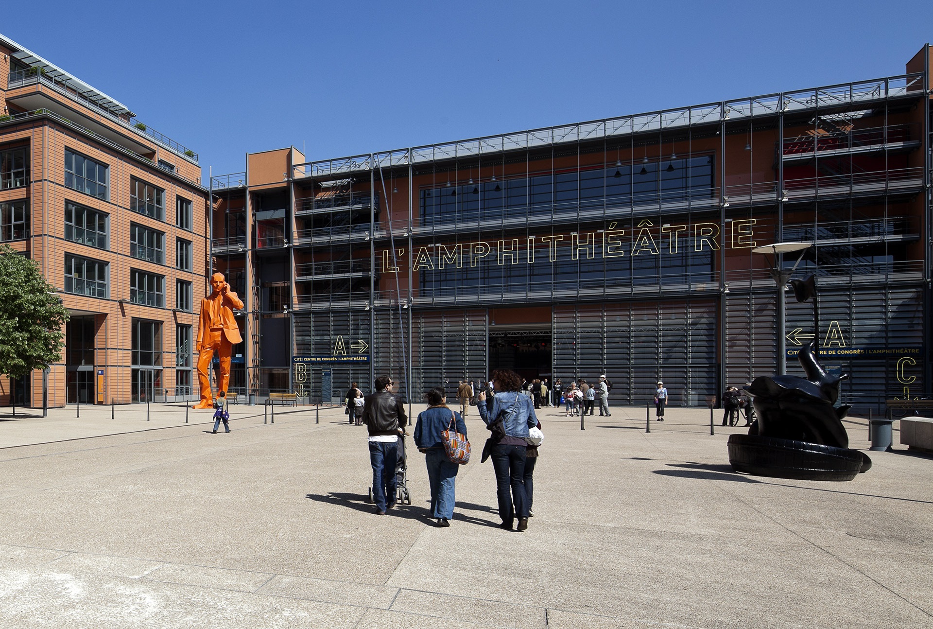 Cité internationale et statue d'un homme orange de Xavier Veilhan ©Brice Robert Photographe