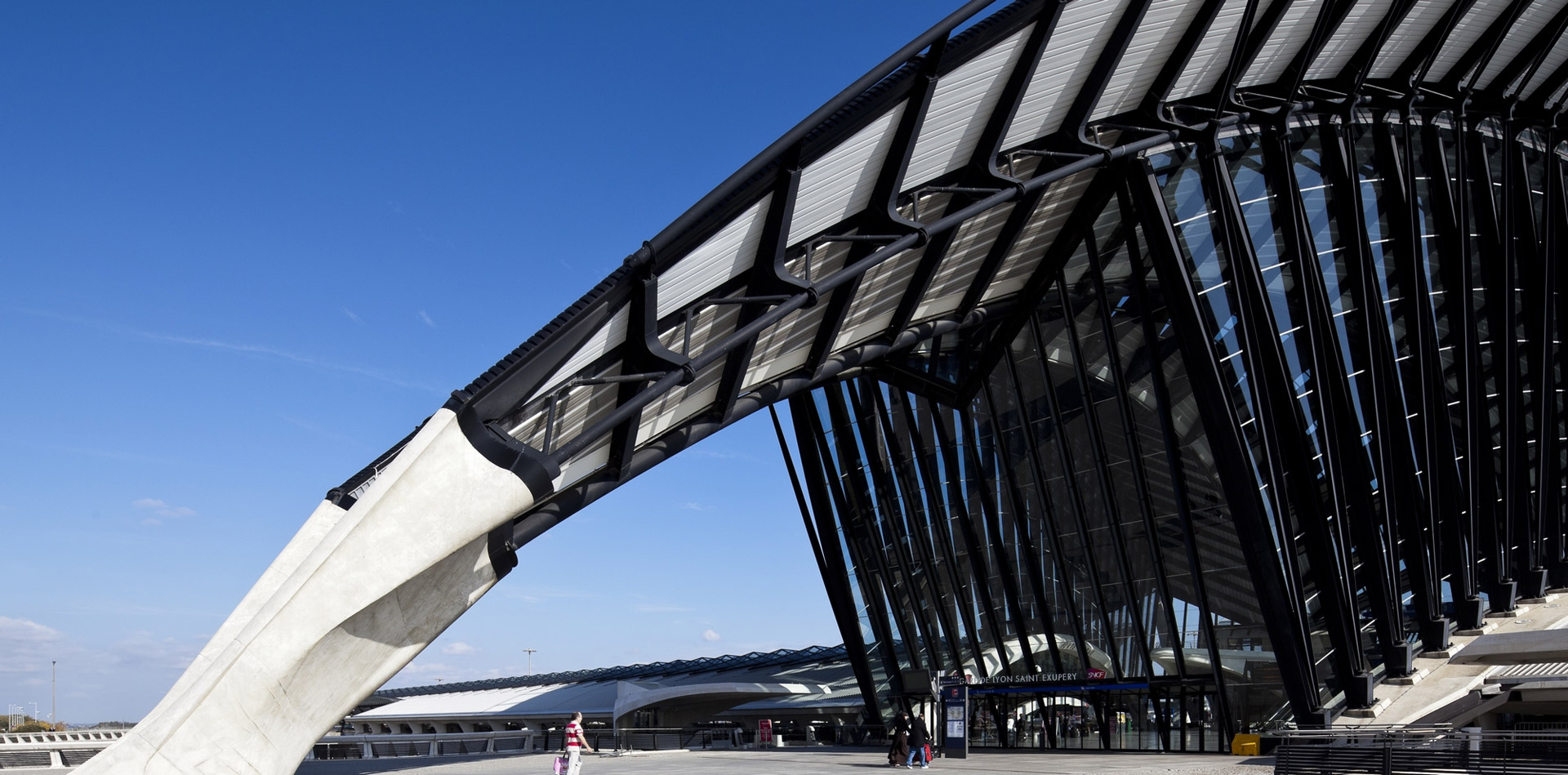 Aéroport de Saint-Exupéry et gare TGV à l'Aéroport de Lyon Saint-Exupéry - Photo Brice Robert