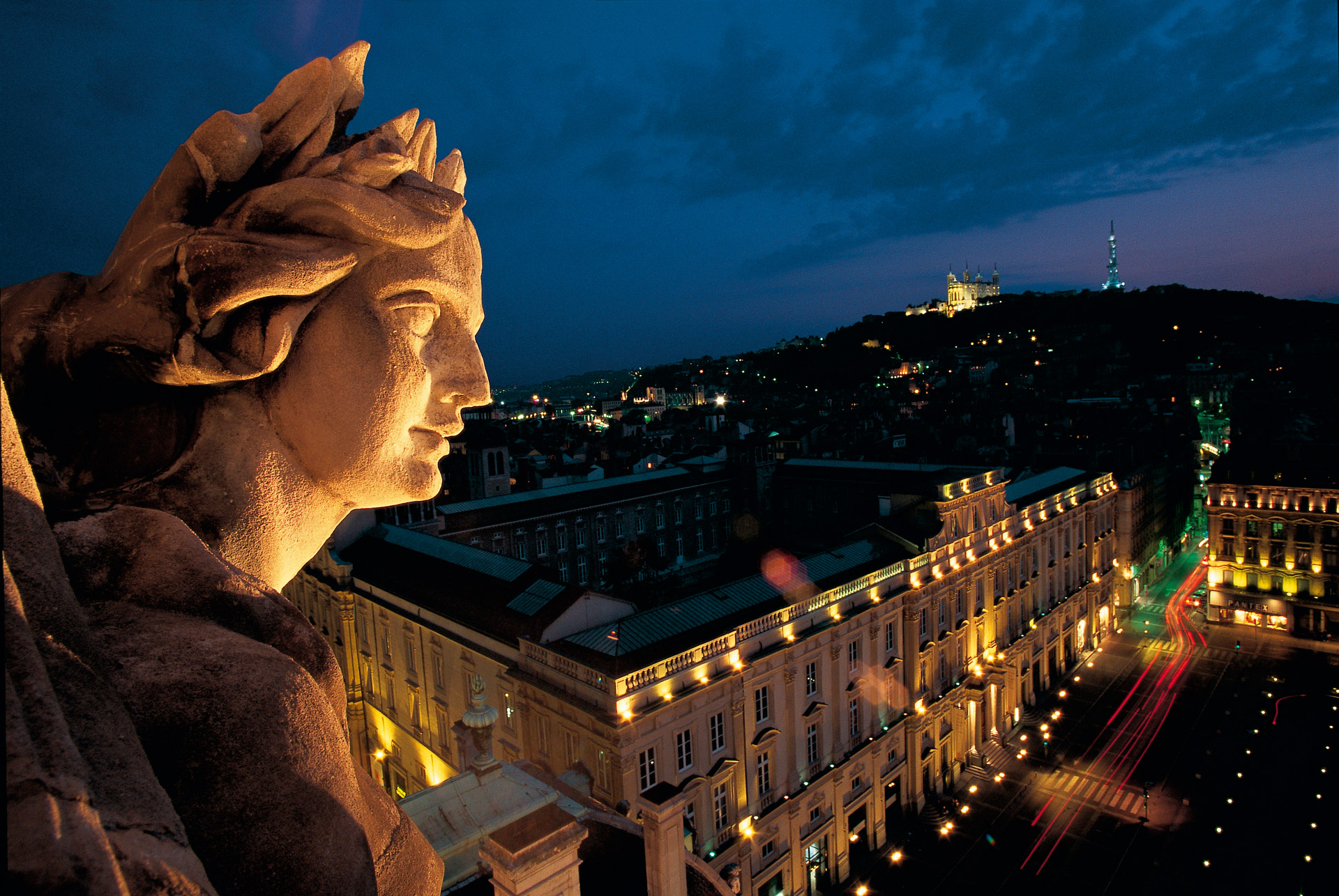 A muse statue of Lyon Opera House © Tristan Deschamps