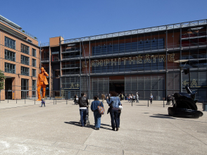 Cit&eacute; internationale et statue d'un homme orange de Xavier Veilhan &copy;Brice Robert Photographe