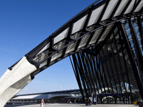 Aéroport de Saint-Exupéry et gare TGV à l'Aéroport de Lyon Saint-Exupéry - Photo Brice Robert