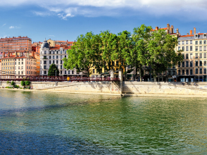 Quais de Sa&ocirc;ne c&ocirc;t&eacute; Croix-Rousse &copy; Marco Saracco / Shutterstock 466120025