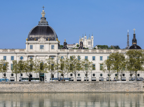 Le Grand Hôtel-Dieu au bord du Rhône ©Brice Robert