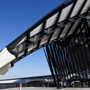 Aéroport de Saint-Exupéry et gare TGV à l'Aéroport de Lyon Saint-Exupéry - Photo Brice Robert
