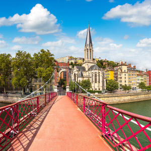 Le Vieux Lyon, Eglise Saint-Georges vue de la passerelle © S.F. / Shutterstock 728316733